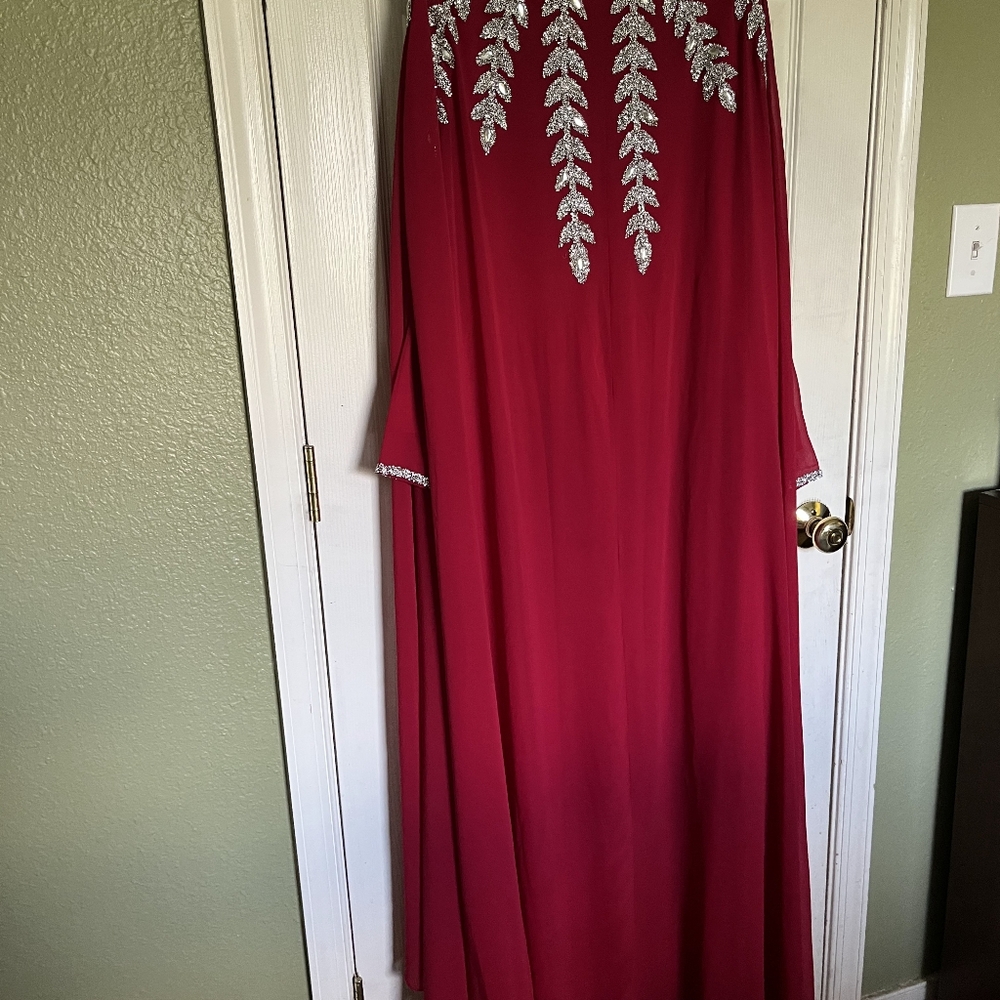 Elegant Red Dress with Silver Embellishments. Two Pieces Dubai/kuftan